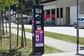Parkiranje na modrih conah: prva ura ostaja brezplačna