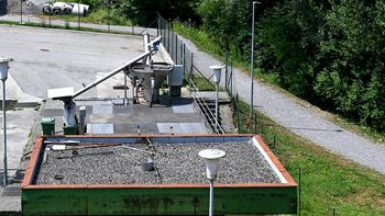 Zapora odseka sprehajališča pod novo brvjo v Irči vasi Zapora odseka sprehajališča pod novo brvjo v Irči vasi