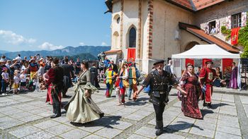 Srednjeveški nastopi in kraljeva igra v juliju in avgustu