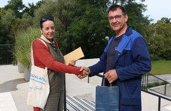 Ponosni na sodelavce in hvaležni za pomoč lokalne skupnosti Ponosni na sodelavce in hvaležni za pomoč lokalne skupnosti