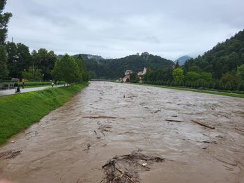 Prihaja poplavni val – pazite na svojo varnost