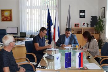 Podpisana pogodba za gradnjo skladiščnega objekta ob vaškem jedru na Blejski Dobravi