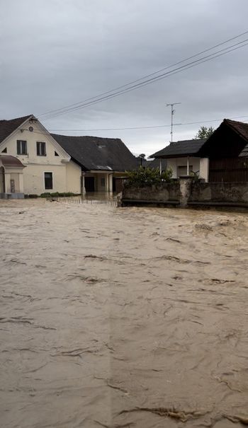Izredne razmere tudi v Mengšu