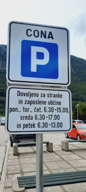 Na območju okoli občinske stavbe vzpostavljen nov parkirni režim