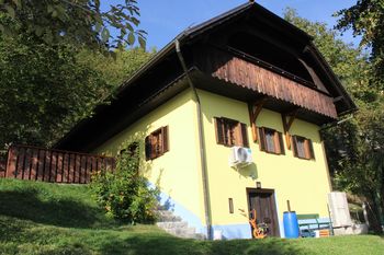 Hiša z apartmaji je odmaknjena in sredi narave