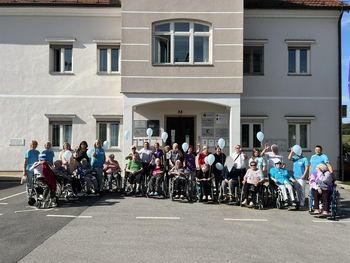 Stanovalci in zaposleni v SeneCura Domu starejših občanov Vojnik na »Sprehodu za spomin« ob svetovnem dnevu Alzheimerjeve bolezni