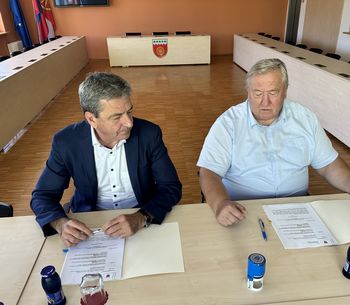 Ob športnem igrišču pod Sekirico bo zrasel nov servisni objekt, uredila se bo komunalna infrastruktura ter parkirišče