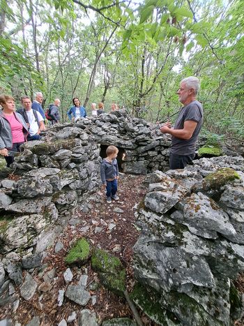 Voden pohod po kraški gmajni z ogledom Krompirjeve jame