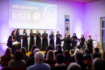 Jubilejna sezona ženskega pevskega zbora Biser iz Grosuplja (in kako smo po Bruslju dirkale s potico ;-) ) Jubilejna sezona ženskega pevskega zbora Biser iz Grosuplja (in kako smo po Bruslju dirkale s potico ;-) )