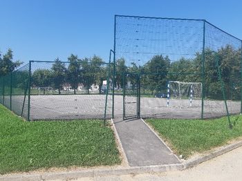 Menjava mrežne ograje ob večnamenskem športnem igrišču v Vrbju