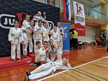 V ČRNOMLJU 7 MEDALJ ZA MLADE IZ DBV IPPON V 1. KROGU V tehnikah JU JITSU