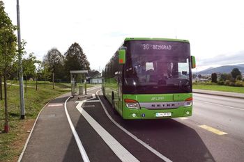 Avtobusni postajališči Pod gozdom z novima prikazovalnikoma Avtobusni postajališči Pod gozdom z novima prikazovalnikoma