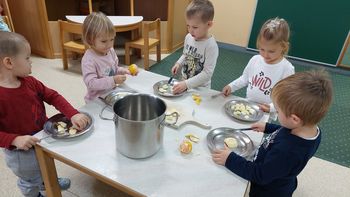 Kuhanje kompota v Vrtcu Cirkovce
