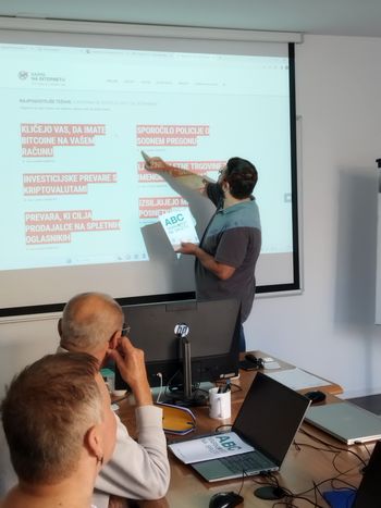 Vpisujemo v brezplačna izobraževanja za dvig digitalnih kompetenc 30+