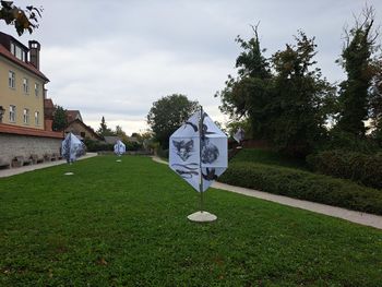 Ogled razstave vetrnic; Andreja Eržen, Grad Khislstein (v sklopu MFLUK)
