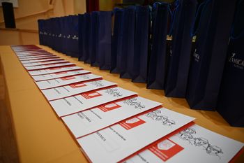 Slavnostna predaja listin jurjevim skupinam ob vpisu Jurjevega koledovanja na Sevniškem v Register nesnovne kulturne dediščine 