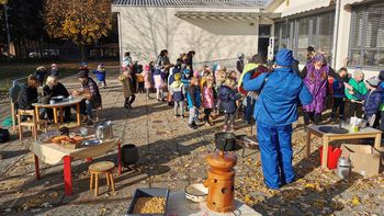 Video novica: V vrtcu kuhali polento, luščili in mleli kuruzo in se preizskusili v molzenju krave