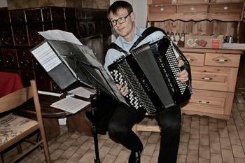 Praznična tržnica v Ribčevem Lazu z glasbenim nastopom Žiga Grma in narodno zabavnega ansambla!