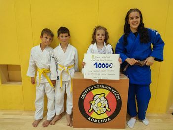 Judo klub Komenda v okviru organizacije mednarodne tekme podaril 1000€ poplavljenima družinama