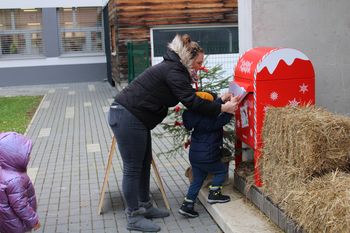 Srečanje otrok ob Božičkovem nabiralniku