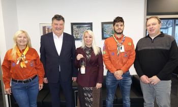 Skavti prinesli Luč miru iz Betlehema tudi v našo občinsko hišo Skavti prinesli Luč miru iz Betlehema tudi v našo občinsko hišo