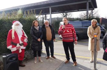 Podžupan Janez Pintar v družbi Božička stanovalcem DSO Grosuplje in Novega paradoksa voščil lepe praznike Podžupan Janez Pintar v družbi Božička stanovalcem DSO Grosuplje in Novega paradoksa voščil lepe praznike