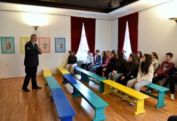 Kako smo snovali samostojno Slovenijo – devetošolci s projektom »Celje 1990/91« bogatijo znanje o rojstvu nove države Kako smo snovali samostojno Slovenijo – devetošolci s projektom »Celje 1990/91« bogatijo znanje o rojstvu nove države