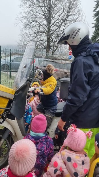 OBISK POŠTARJA V ENOTI KRIŽE VRTCA TRŽIČ