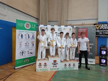 Judo klub Komenda navdušil na Pokalu Škofje Loke: Najmlajši člani zasijali na tekmovalnih tatamijih