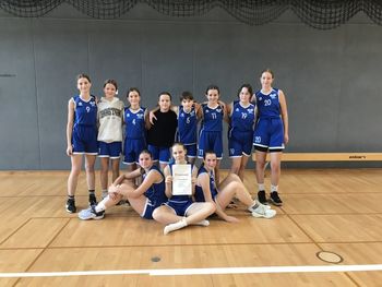Starejše košarkarice zasluženo v polfinale