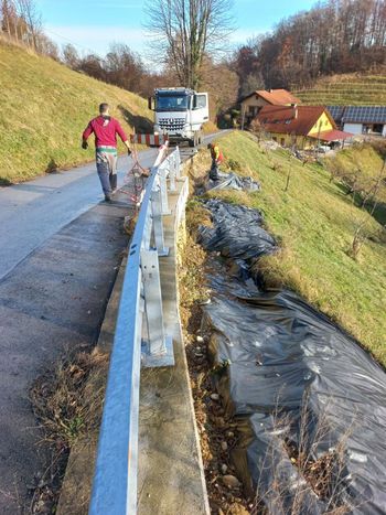 Popolna zapora cestnega odseka zaradi sanacije plazu
