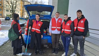 Mladi prostovoljci pomagali