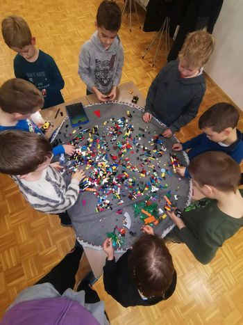 Mesečne ustvarjalne delavnice s kockami na Dvoru