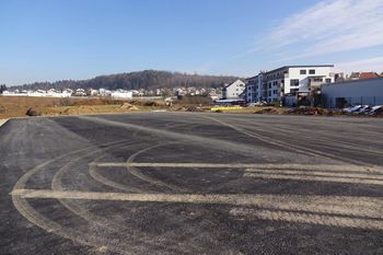 Novo športno igrišče v bodočem Športnem parku Grosuplje že asfaltirano