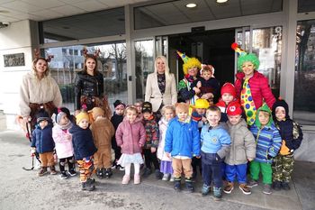Maškarce iz vrtcev Kobacaj in Kekec obiskale občinsko hišo