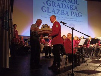 Darilo z otoka Paga jeseniškim godbenikom ob 150-letnem jubileju