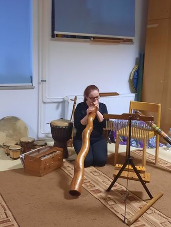 OBISK GLASBENE MLADINE V VRTCU MIREN (Popotovanje po svetu)