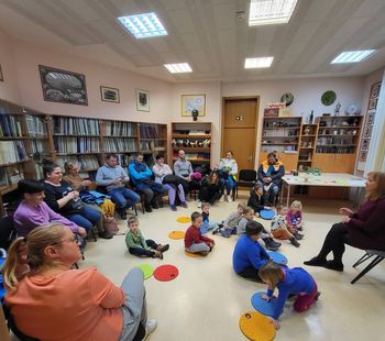 Klicanje pomladi na pravljični uri v Občinski knjižnici Žalec