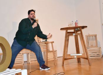 Dvorski stand-up s Pižamo