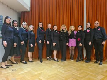 Nastop ženskega pevskega zbora Biser na predstavitvi pesniške zbirke Dragice Čarna v Mestni knjižnici Grosuplje