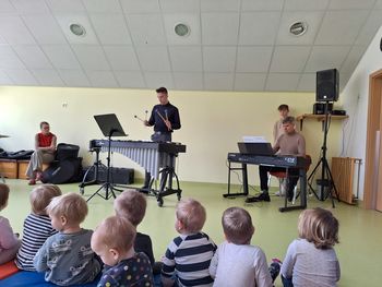 Obisk glasbenih umetnikov v vrtcu Horjul