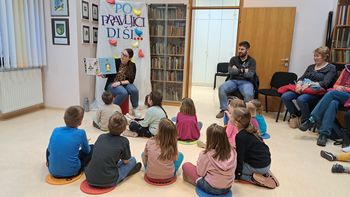 Zajčki na pravljični uri v Občinski knjižnici Žalec