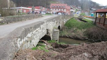 Popolna zapora mostu v Krmelju