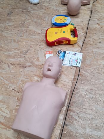 Postopki za oživljanje in rokovanje z defibrilatorjem