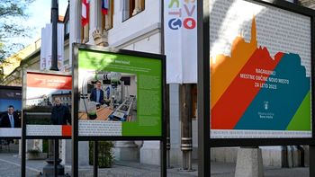 Na Glavnem trgu barvita razstava o občinskih nagrajencih