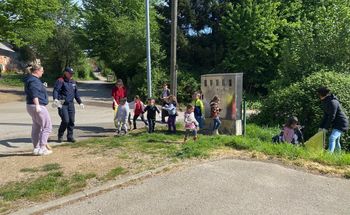 Romski otroci očistili okolico vrtca Pikapolonica v Brezju