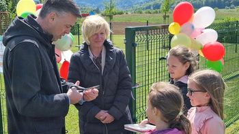 Osnovni šoli Otočec novo javno otroško igrišče