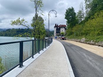 Krožna pot okoli Blejskega jezera ponovno prehodna, zapora na Mlinem bo začasno odpravljena 