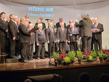 Foto utrinki: Letni koncert ljudskih in umetnih pesmi MPZ France Prešeren Vojnik »Dekle, daj mi rož rudečih«
