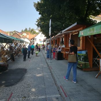 Nov sistem postavitve stojnic na logaški tržnici